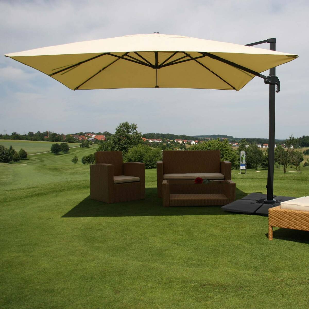 Bild 1 von Gastronomie-Ampelschirm MCW-A96, 3,5x3,5m (Ø4,95m) Polyester/Alu 25kg ~ creme mit Ständer, drehbar