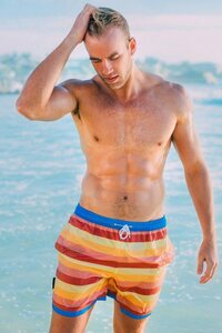 Luvanni Badehose »Schnelltrocknende Beachshorts Style 11 Badeshorts mit Kordelzug Boardshorts Schwimmhose Männer Shorts Hose mit Streifenmuster rot blau orange Streifen«