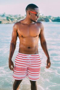 Luvanni Badehose »Schnelltrocknende Beachshorts Style 10 Badeshorts mit Kordelzug Boardshorts Schwimmhose Männer Shorts Hose mit Streifenmuster rot weiß Streifen«
