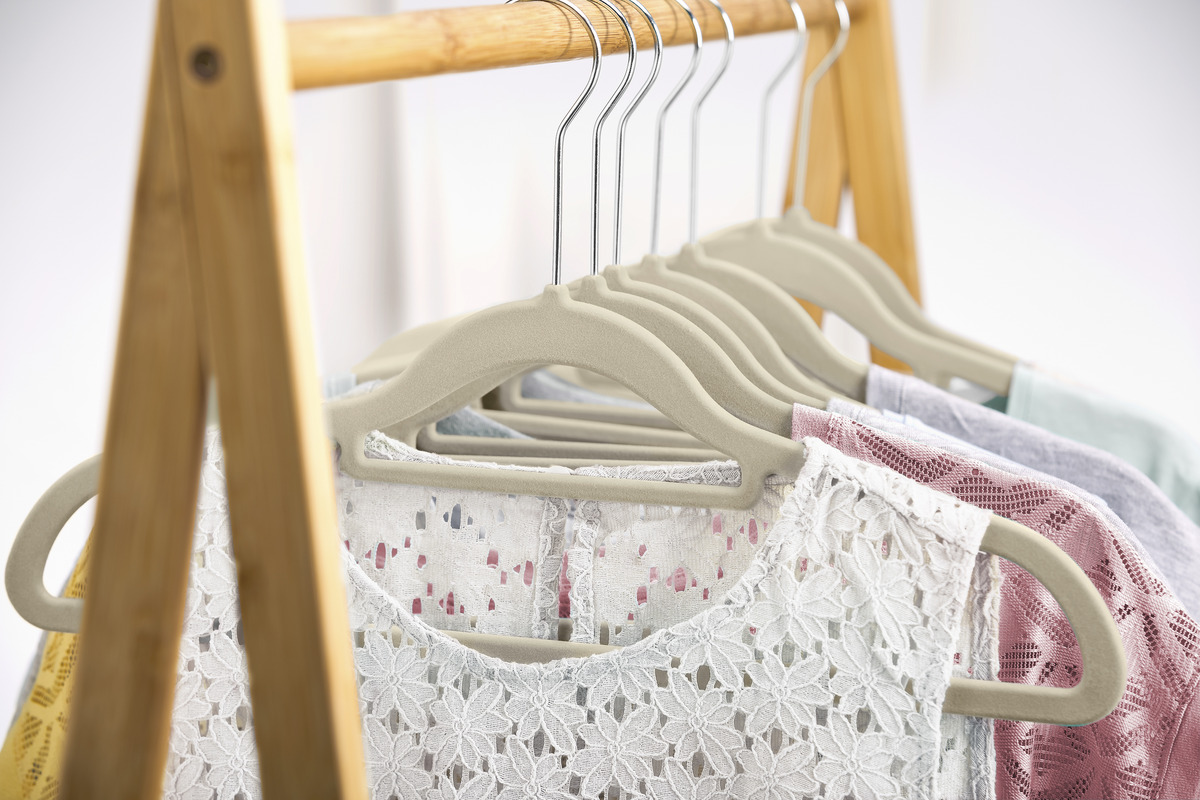 Bild 2 von IDEENWELT Beflockte Kleiderbügel taupe