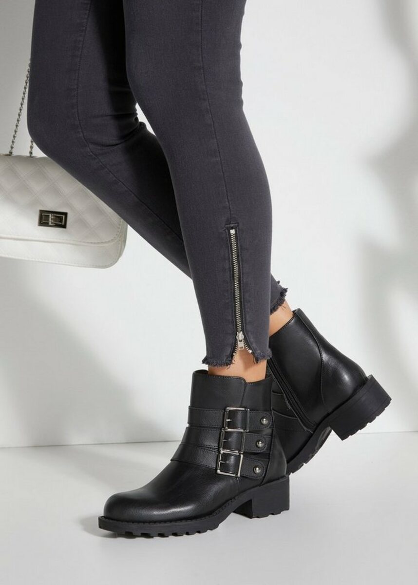 Bild 1 von LASCANA Bikerboots mit robuster Sohle,Zierschnallen,Winterstiefelette, Ankle Boots, VEGAN, Schwarz