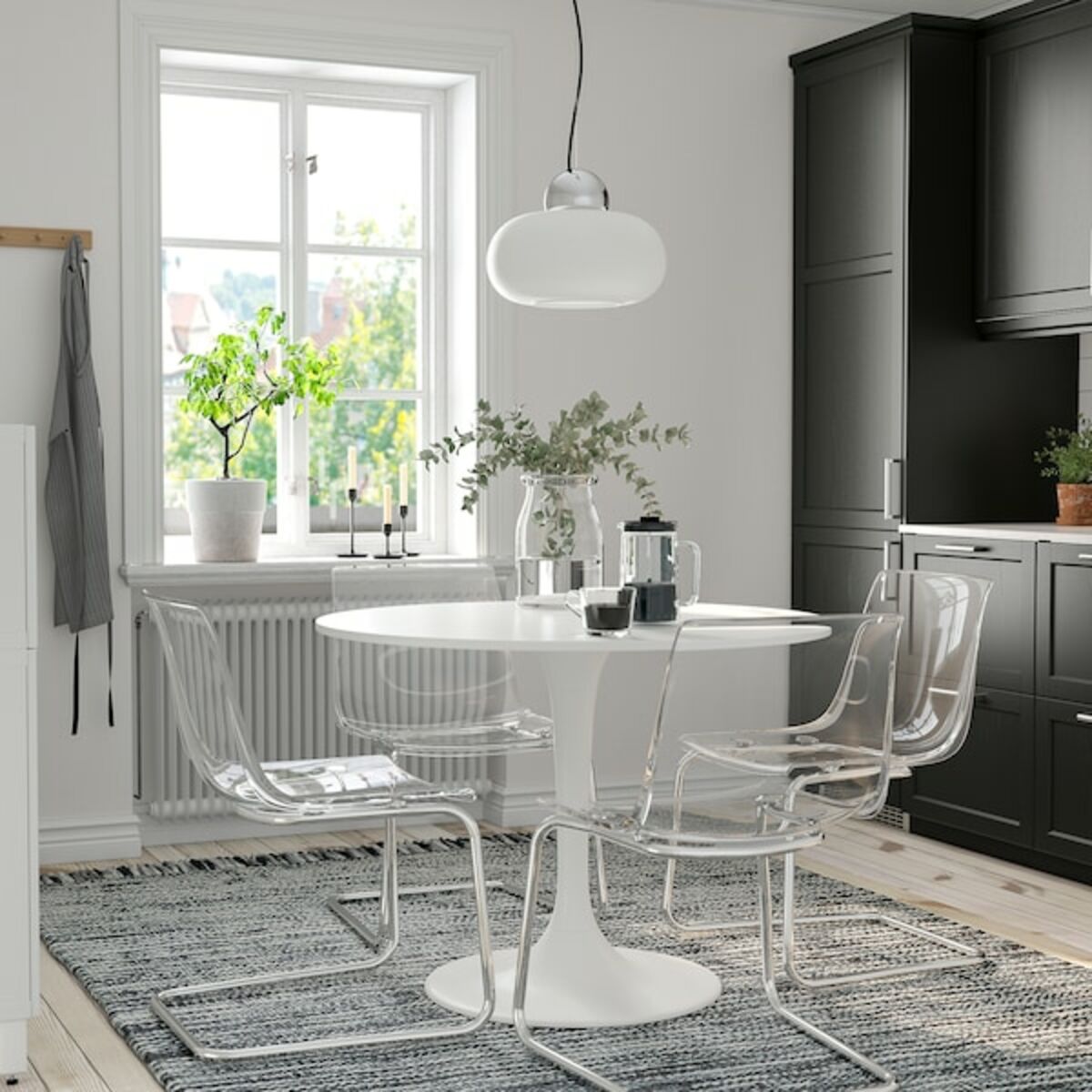 Bild 2 von DOCKSTA / TOBIAS  Tisch und 4 Stühle, weiß weiß/transparent verchromt 103 cm