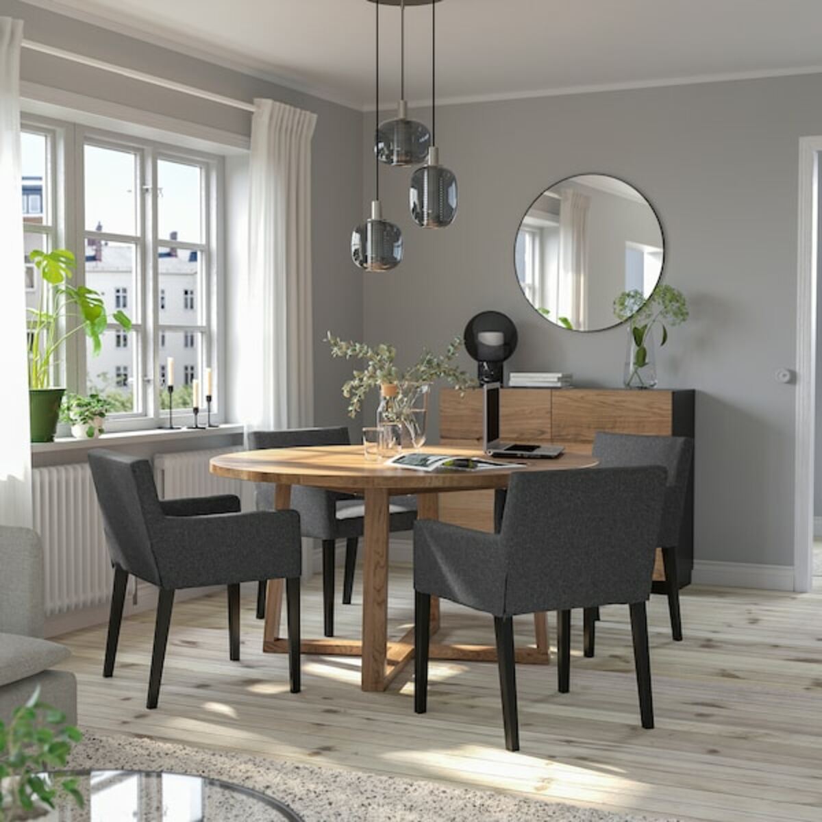 Bild 2 von MÖRBYLÅNGA / MÅRENÄS  Tisch und 4 Armlehnstühle, Eichenfurnier braun las./schwarz Gunnared dunkelgrau 145 cm