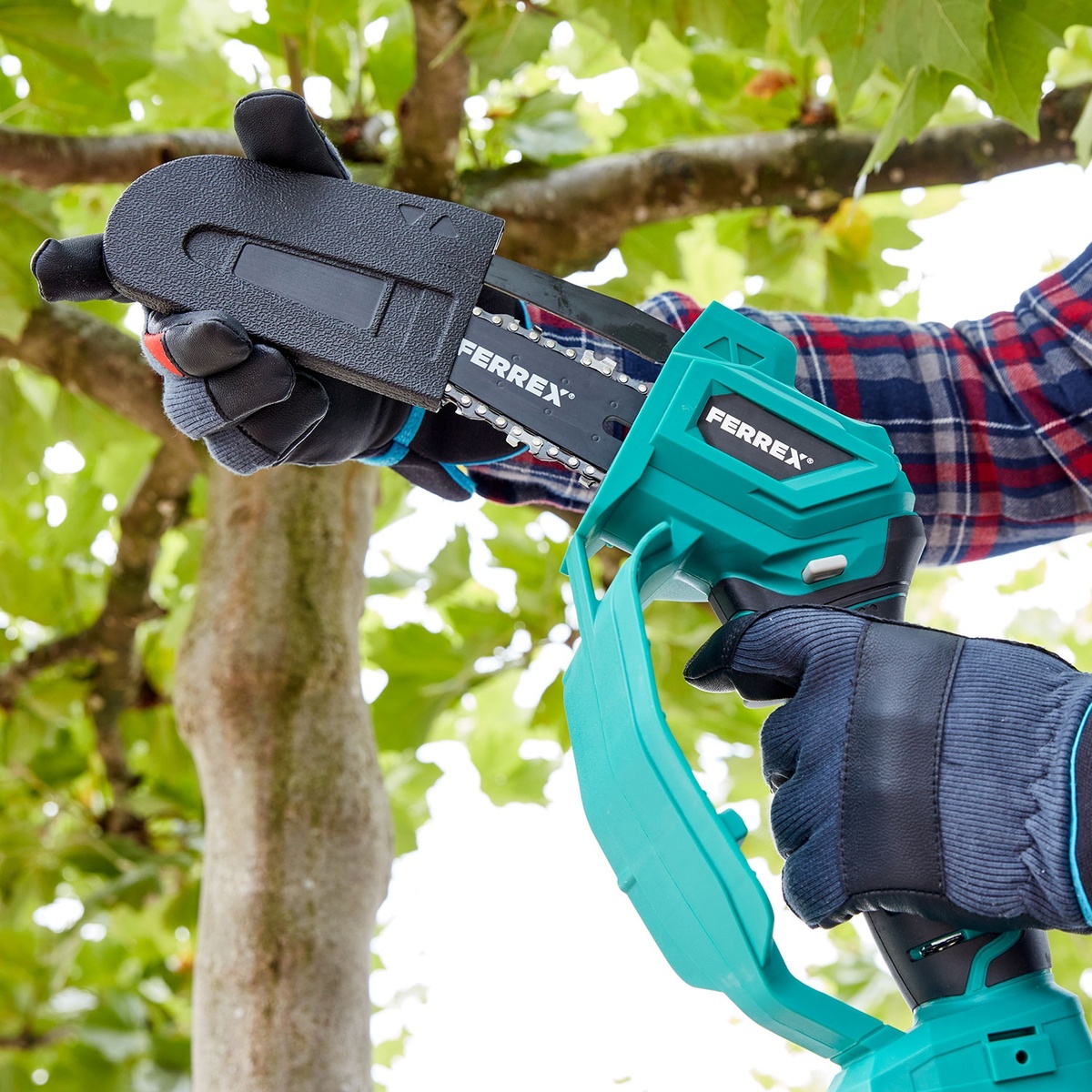 Bild 2 von FERREX 20 V Akku-Kompakt-Kettensäge