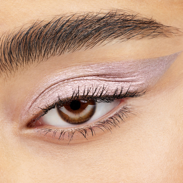 essence luminous Eye Tint liquid shadow 04 Glazed Candy Cloud von