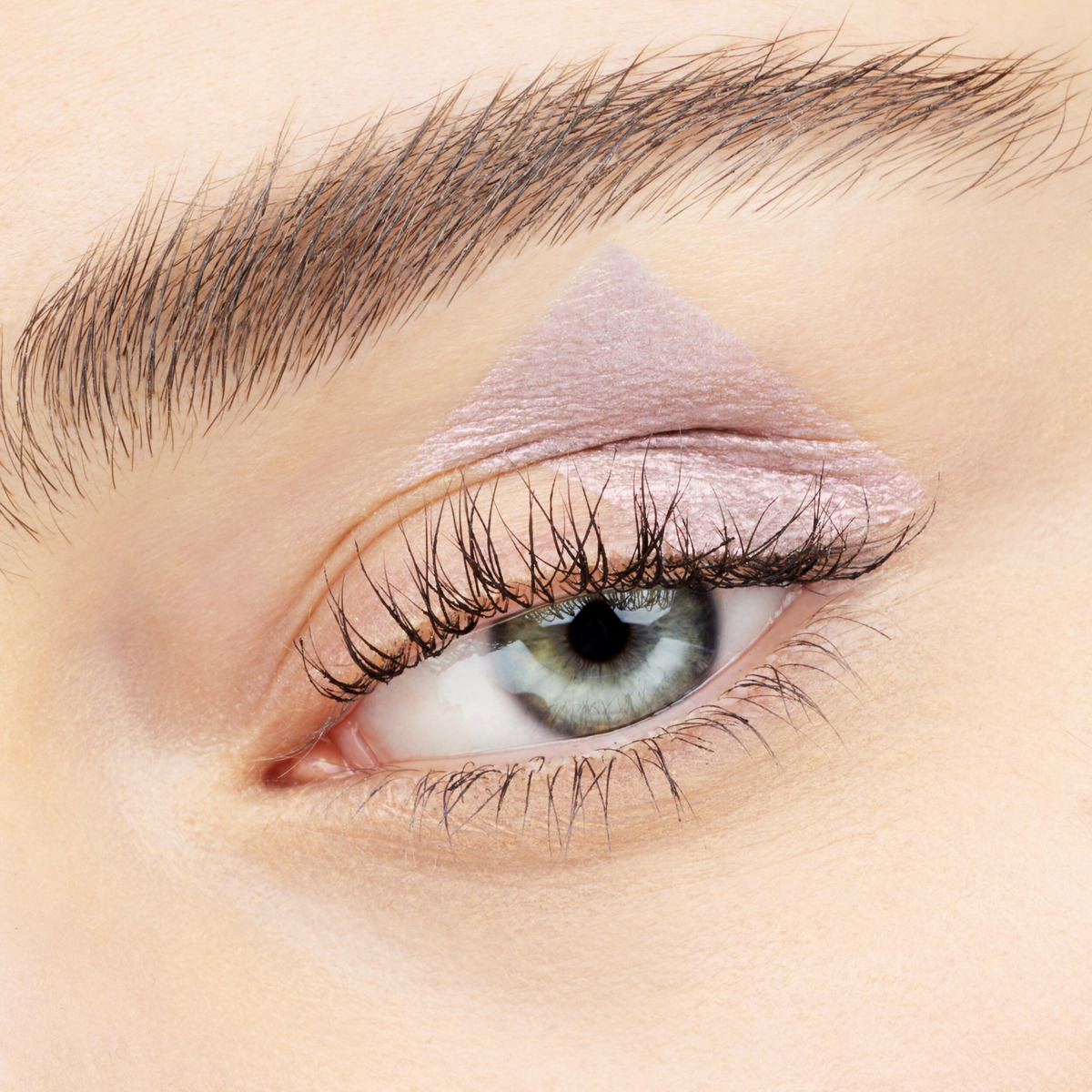 Bild 3 von essence luminous Eye Tint liquid shadow 04 Glazed Candy Cloud