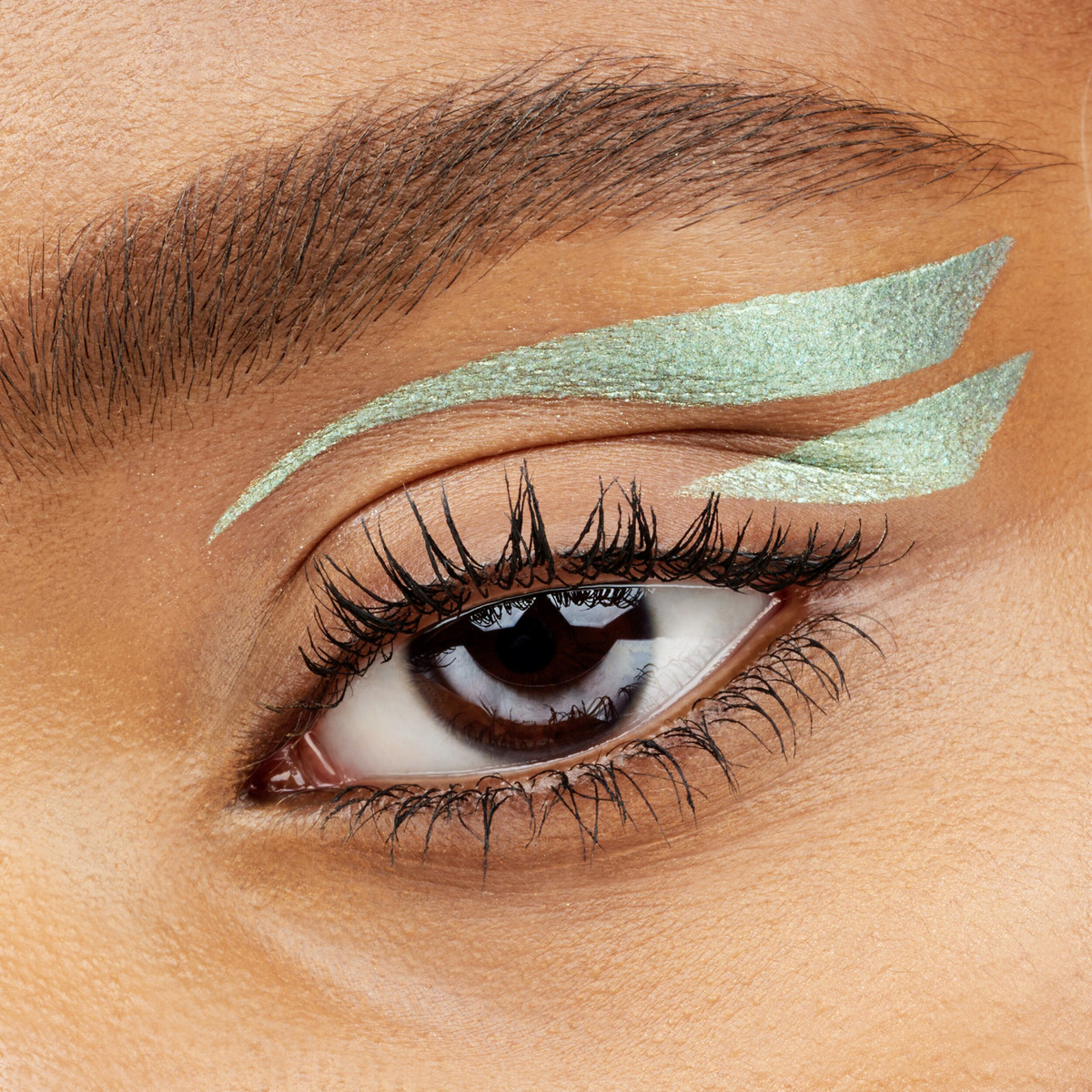 Bild 3 von essence luminous Eye Tint liquid shadow 06 Sparkly Jade