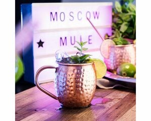 Navaris Becher, Edelstahl, 4x Moscow Mule Kupferbecher für Moskau Mule Gin Bier - Cocktail Mug gehämmert - 4er Set Tasse aus Edelstahl mit Kupfer