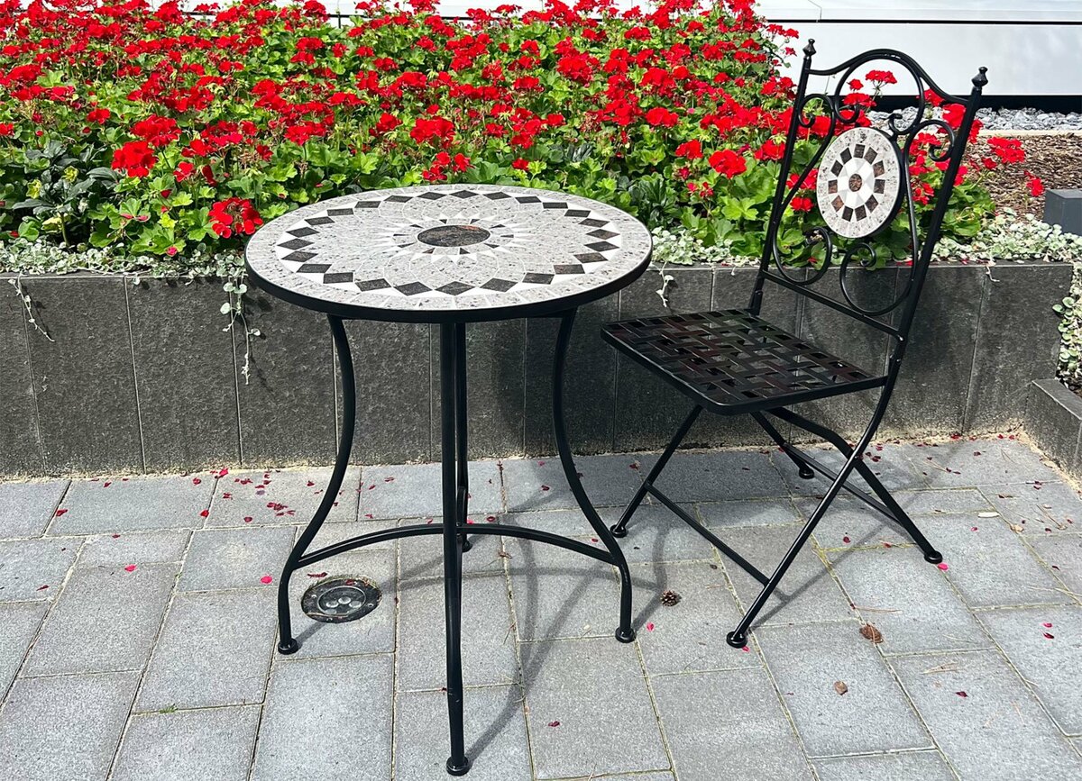 Bild 1 von Mosaikstuhl TORINO Dieser hochwertige Mosaikstuhl aus pulverbeschichtetem Eisen mit dekorativer Mosaikfläche auf der Rückenlehne zaubert mediterranes Flair in Ihren Außenbereich.