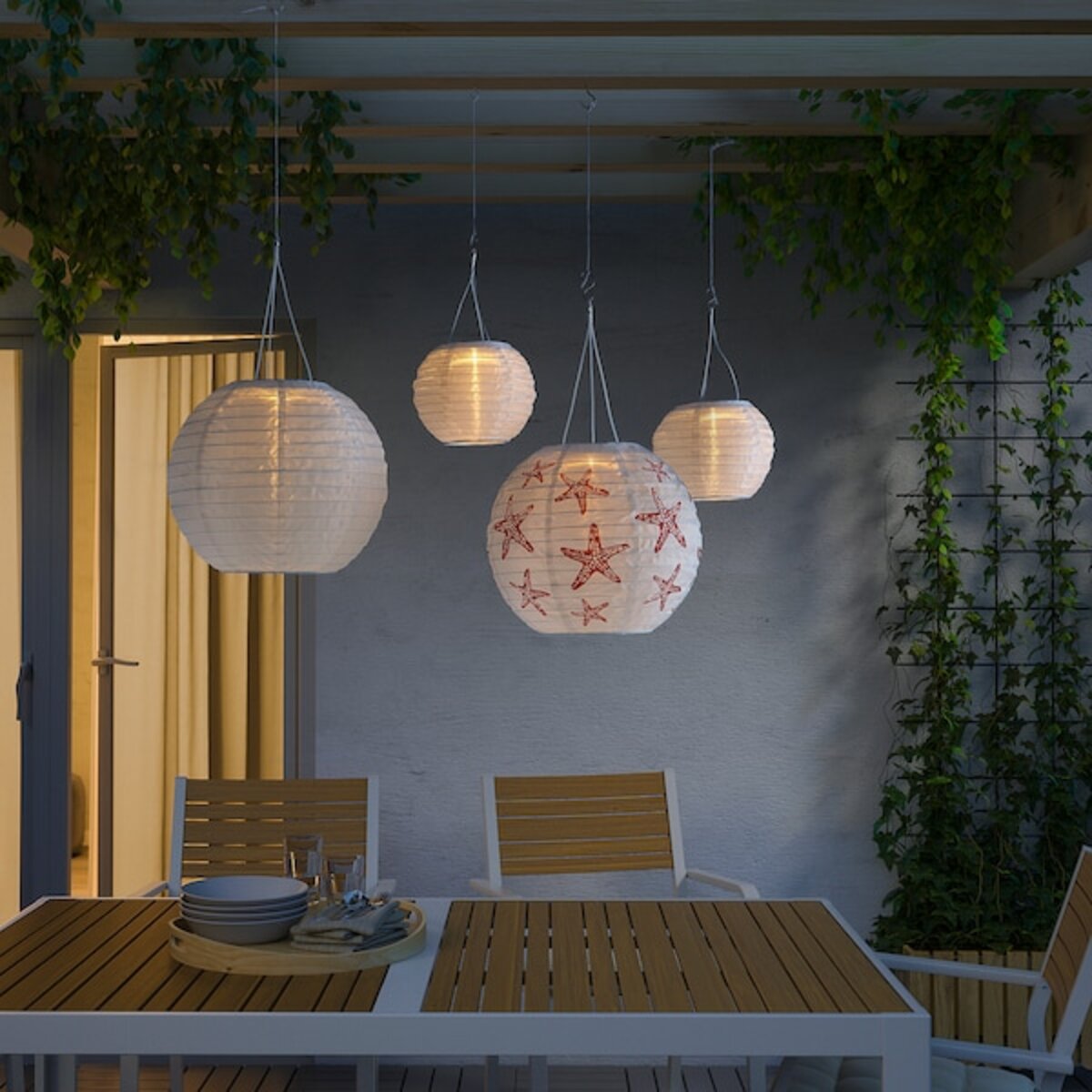 Bild 2 von SOLVINDEN  Solarhängeleuchte, LED, für draußen rund/rot Stern 30 cm