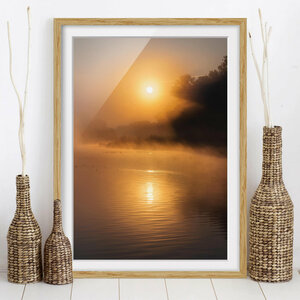 Gerahmtes Poster Sonnenaufgang am See mit Rehen im Nebel