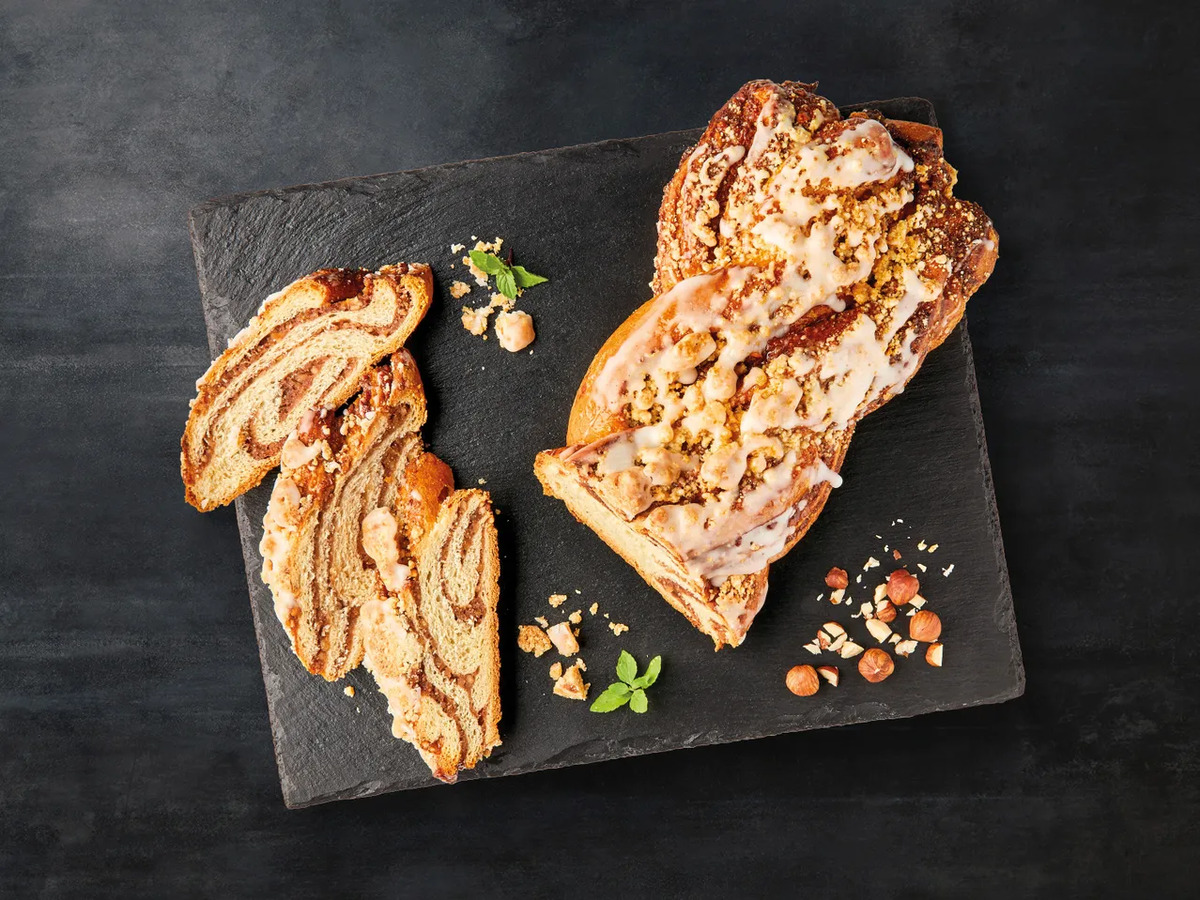 Bild 1 von Butter-Nuss-Streuselzopf, 
         500 g