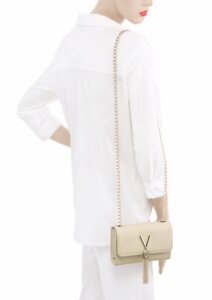 VALENTINO BAGS Mini Bag DIVINA, mit dekorativem Anhänger, Weiß