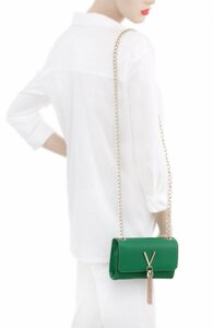 VALENTINO BAGS Mini Bag DIVINA, mit dekorativem Anhänger, Grün