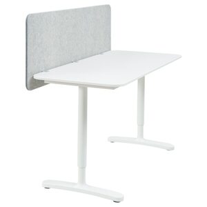 BEKANT  Schreibtisch mit Abschirmung, weiß/grau 140x60 48 cm