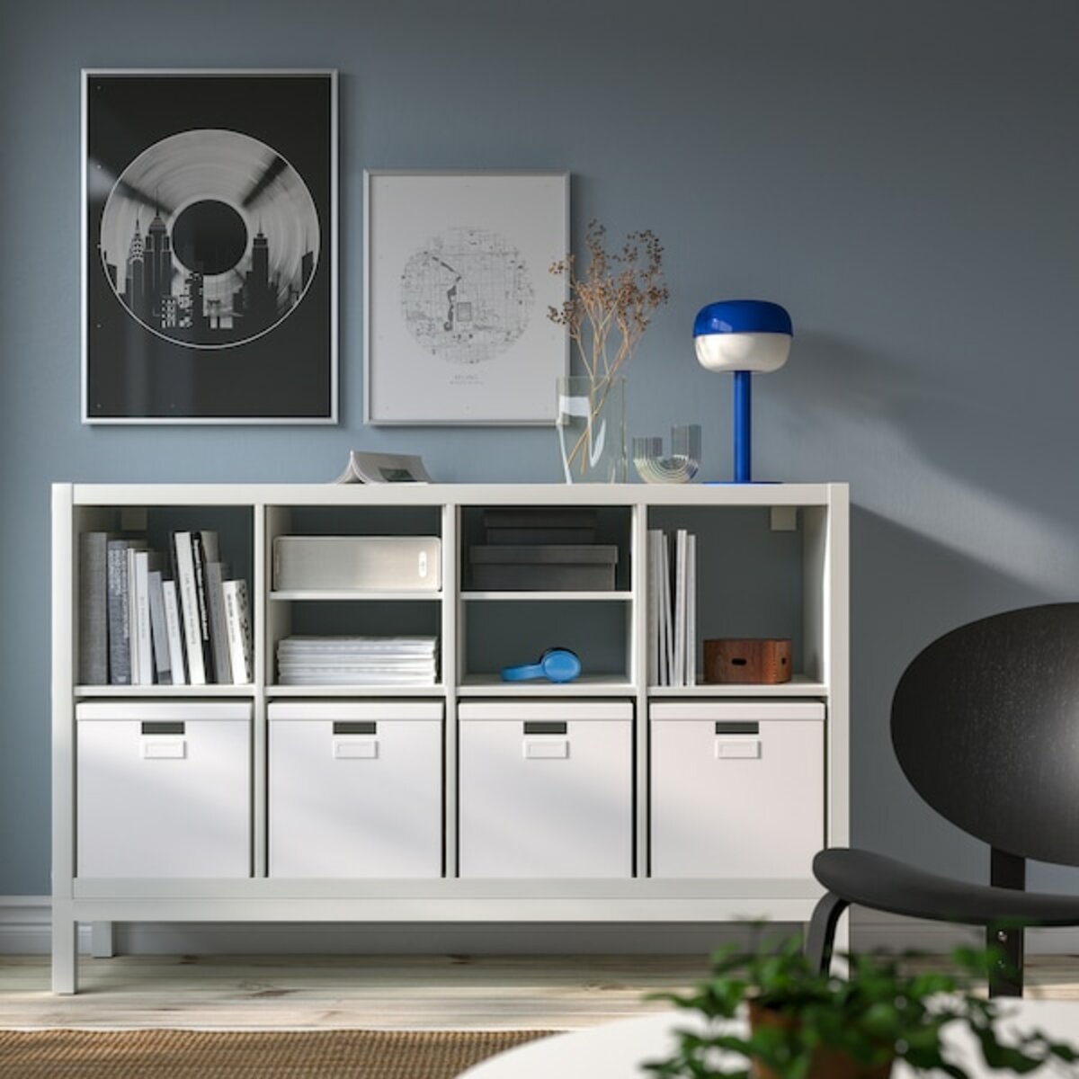 Bild 2 von KALLAX  Regal mit Untergestell, mit 2 Regaleinsätzen/weiß 147x94 cm