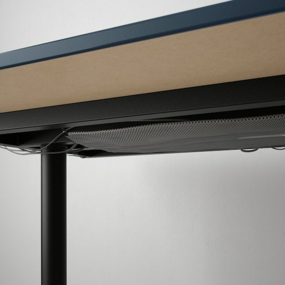 Bild 3 von BEKANT  Schreibtisch, Linoleum blau/schwarz 160x80 cm