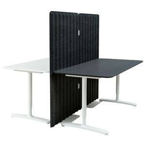 BEKANT  Schreibtisch mit Abschirmung, weiß/schwarz gebeiztes Eschenfurnier 160x160 150 cm
