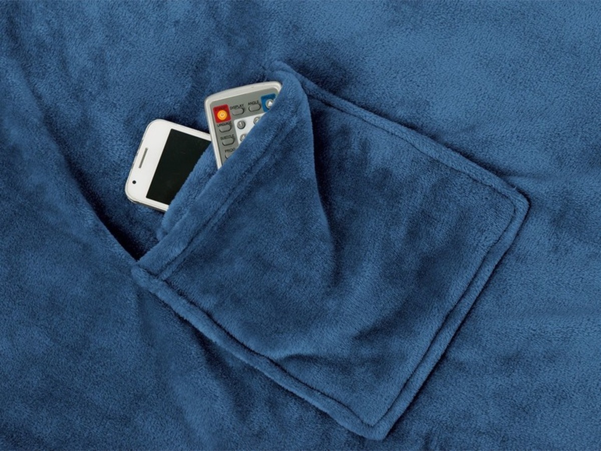 Bild 2 von Gözze Kuscheldecke mit Ärmeln 150 x 240 cm