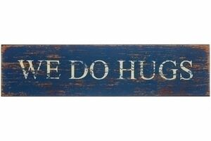 MyFlair Holzschild "We do hugs"
