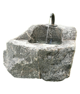 Rottenecker Granit-Trog mit Wasserauslauf