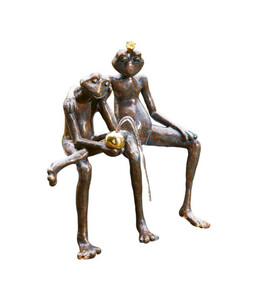 Rottenecker Bronze-Froschkönigpaar, wasserspeiend