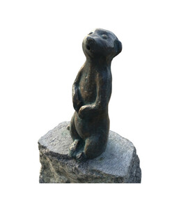 Rottenecker Bronze-Erdmännchen groß auf Granit, wasserspeiend
