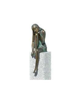 Rottenecker Bronzefigur Frau Emanuelle auf Granitstele