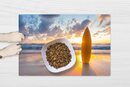 Bild 1 von cover-your-desk.de Napf »Napfunterlage, Futtermatte für Hunde und Katzen „Surfbrett am Strand“ aus Premium Vinyl - rutschhemmend, abwaschbar, reißfest - Made in Germany«