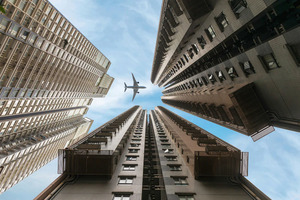 Papermoon Fototapete Flugzeug über Häusern, Vliestapete, hochwertiger Digitaldruck, inklusive Kleister