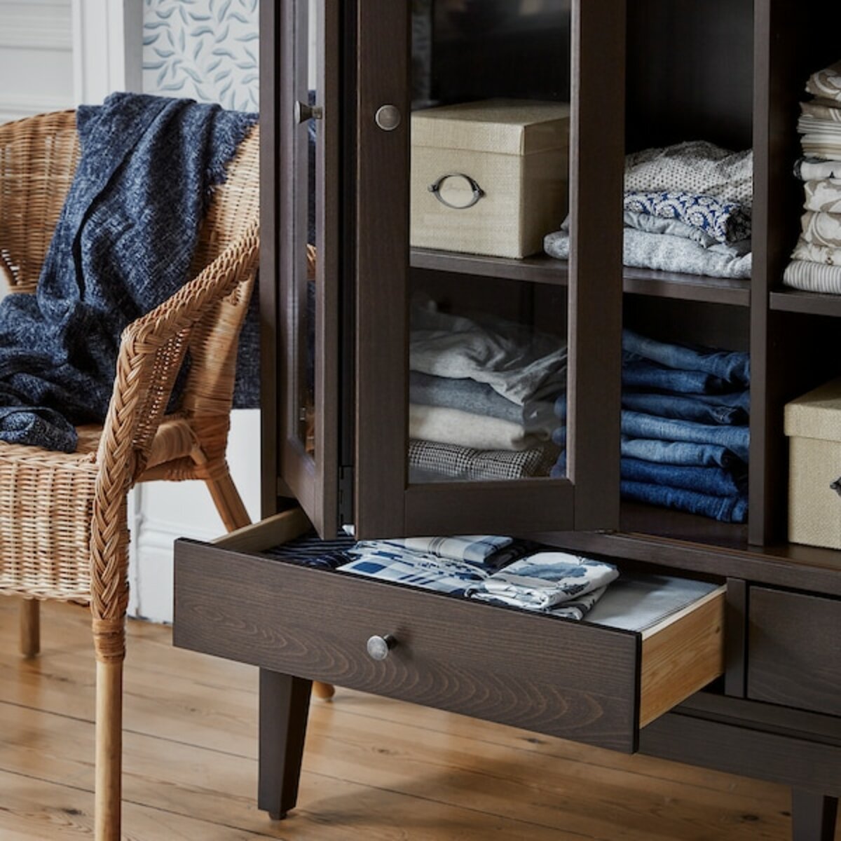 Bild 3 von IDANÄS  Schrank mit Glasfalttüren, dunkelbraun lasiert 121x50x135 cm