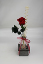 Bild 1 von Arrangement Langzeitrose Long Life, rot in Vase und Holzkiste mit Deko