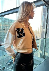 Worldclassca Collegejacke Worldclassca Damen Mädchen Crop Collegejacke mit Patches Aufnähern Oversize Sweatjacke Streetwear Übergangsjacke College Bomberjacke Blouson Baseball Jacke Farben Ne