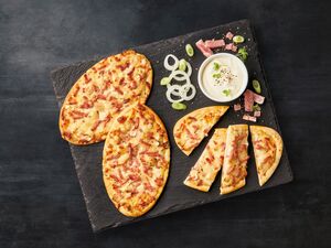 Flammkuchen mit Speck und Zwiebeln, 
         Stück