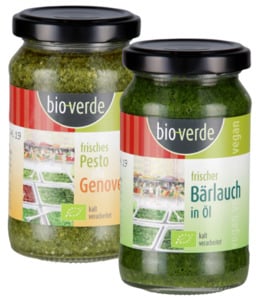 Frisches Pesto oder Kräuter in Öl