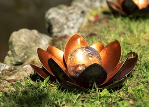 Solar-Lotusblume mit Crackleglaskugel und LED-Beleuchtung Warmweiß