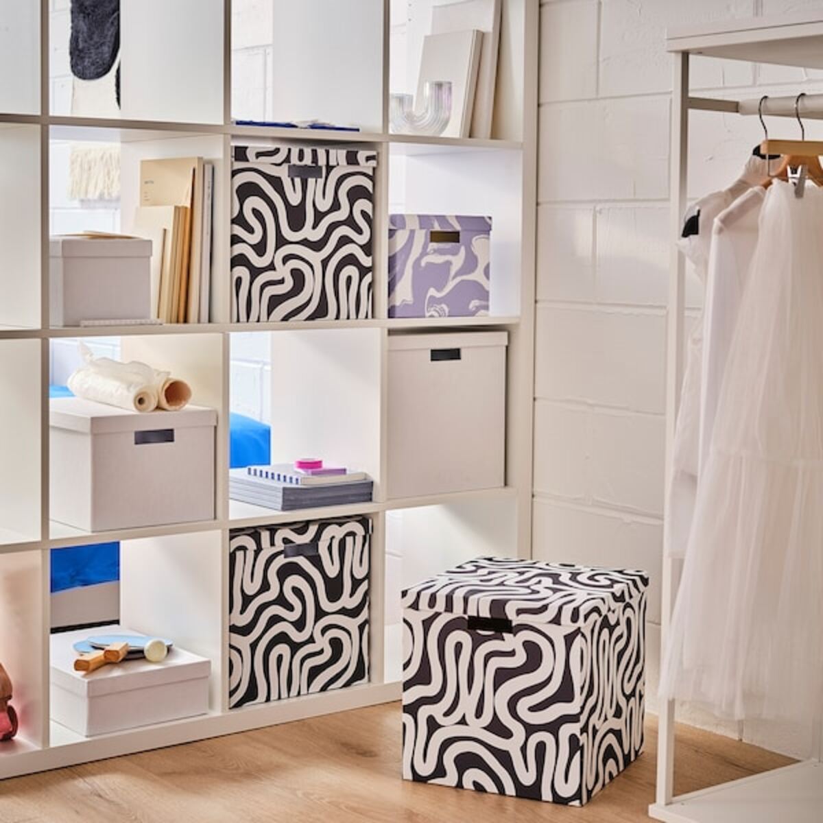 Bild 2 von TJENA  Kasten mit Deckel, gemustert/schwarz weiß 32x35x32 cm