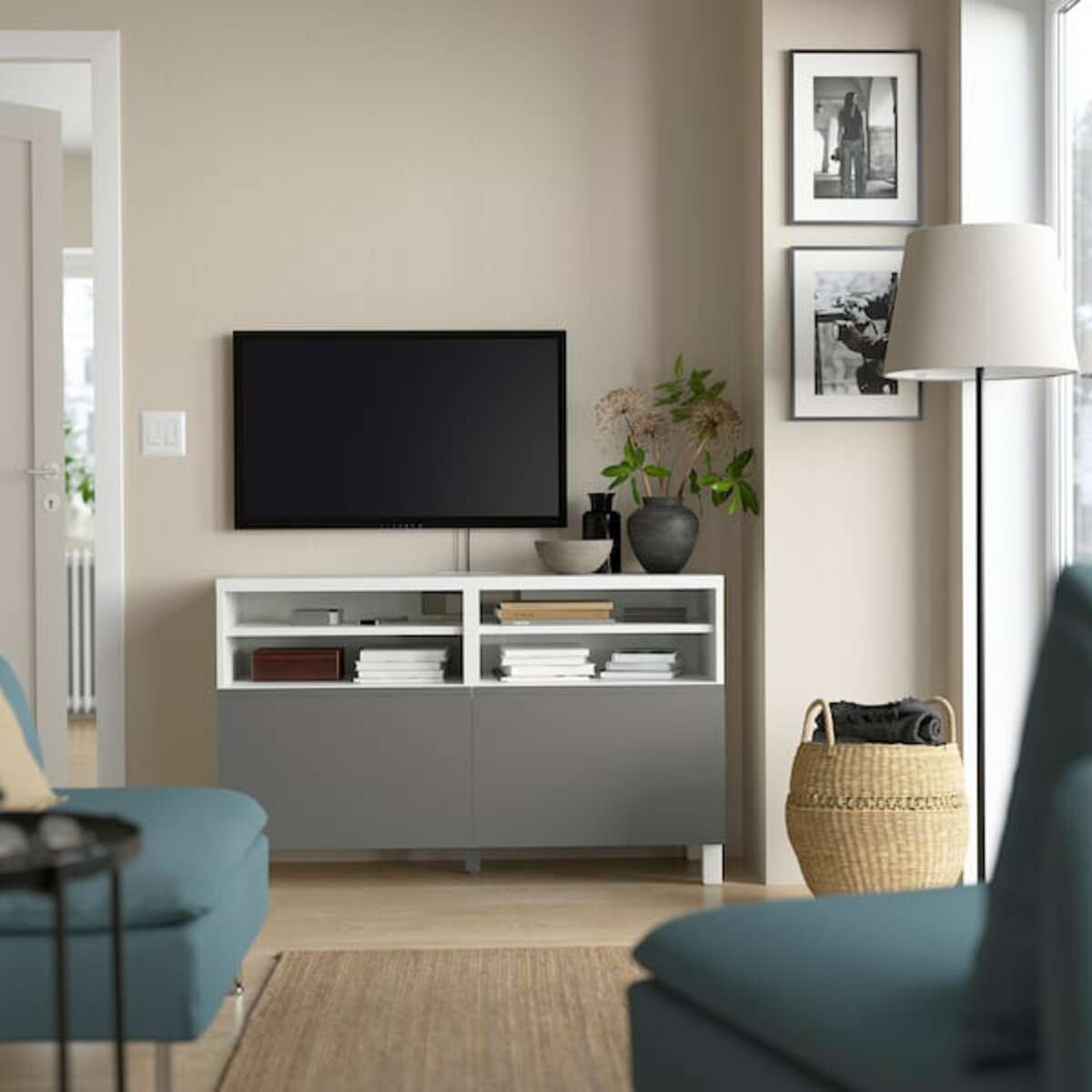 Bild 2 von BESTÅ  TV-Bank mit Türen, weiß/Västerviken/Stubbarp dunkelgrau 120x42x74 cm