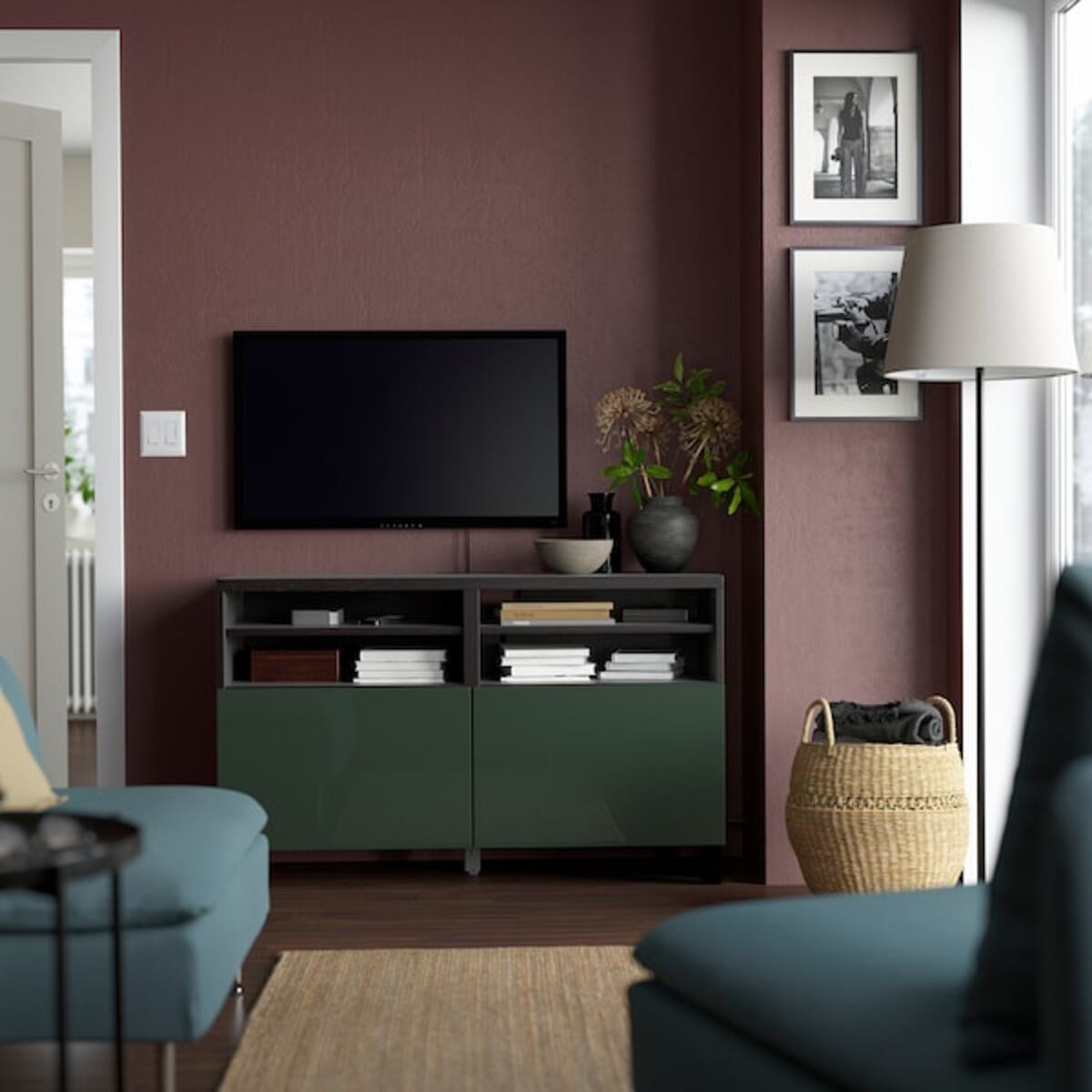 Bild 2 von BESTÅ  TV-Bank mit Türen, schwarzbraun/Selsviken/Stubbarp dunkel olivgrün 120x42x74 cm