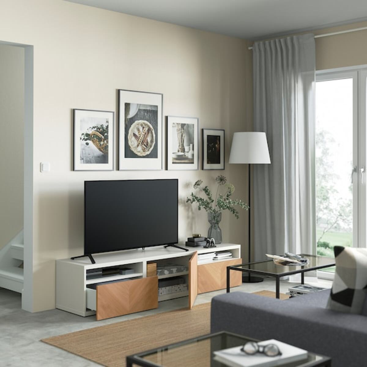 Bild 2 von BESTÅ  TV-Bank mit Schubladen und Tür, weiß/Hedeviken Eichenfurnier 180x42x39 cm