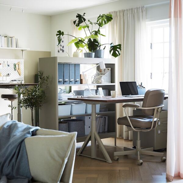 Bild 2 von IDÅSEN  Schreibtisch sitz/steh, braun/beige 120x70 cm