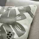 Bild 4 von UNDERBLOMMA Kissenbezug, weiß/hell graugrün 50x50 cm