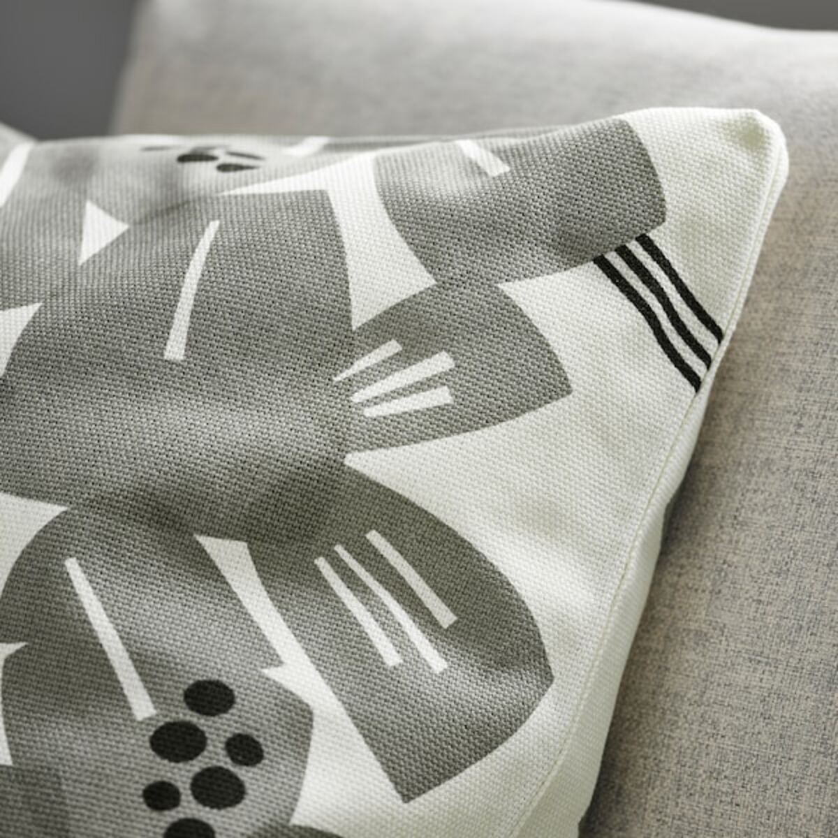 Bild 4 von UNDERBLOMMA Kissenbezug, weiß/hell graugrün 50x50 cm