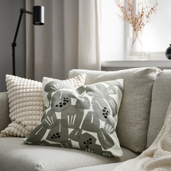 Bild 2 von UNDERBLOMMA Kissenbezug, weiß/hell graugrün 50x50 cm