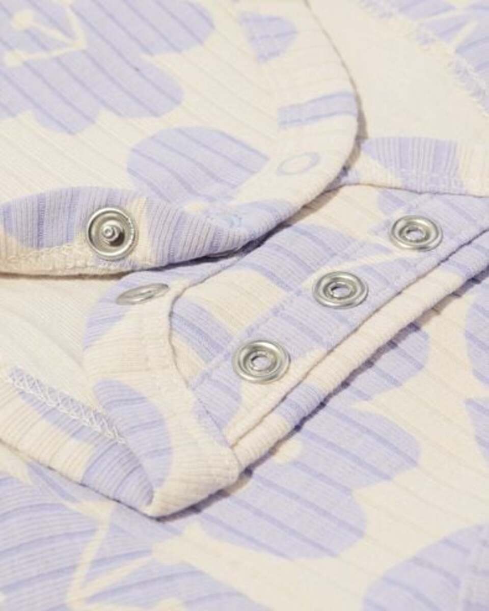Bild 3 von größenflexibler Newborn-Wickelbody, mit Bambus und Elasthan, Feinripp, Blumen sandfarben