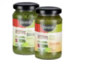 Frisches Pesto oder Kräuter in Öl