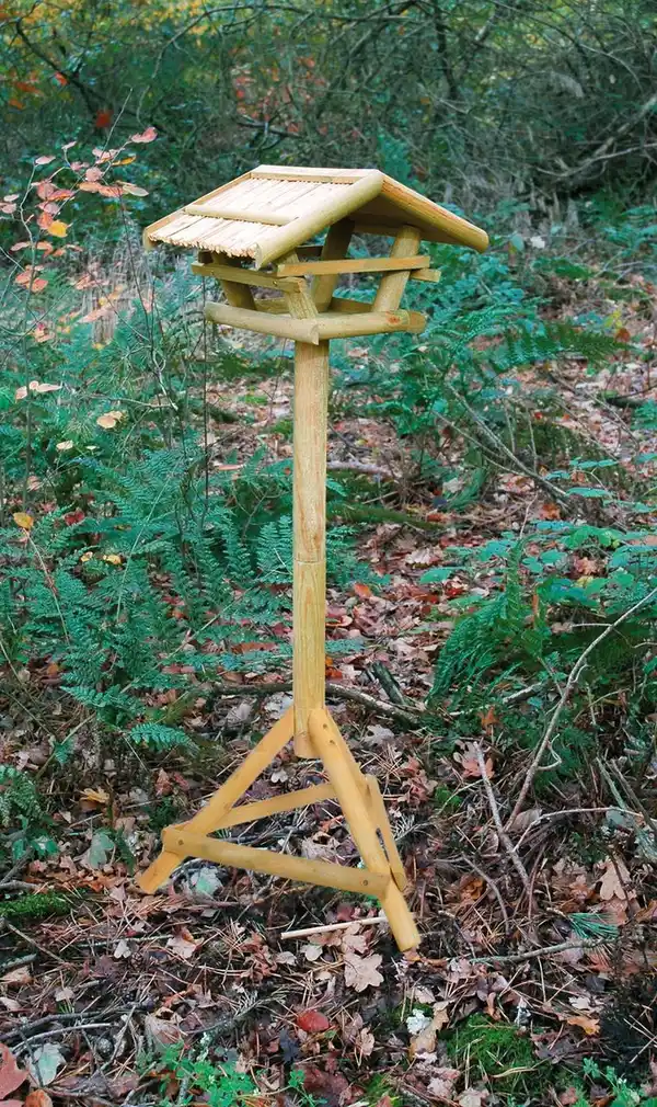 Bild 3 von Vogelhaus mit Ständer, mit Schilfdach