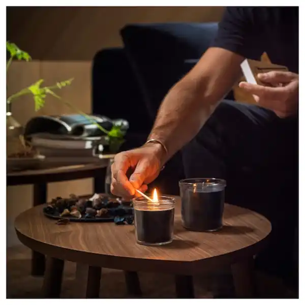 Bild 4 von FRUKTSKOG Duftkerze im Glas, Vetivergras & Geranie/schwarztürkis 40 Std.