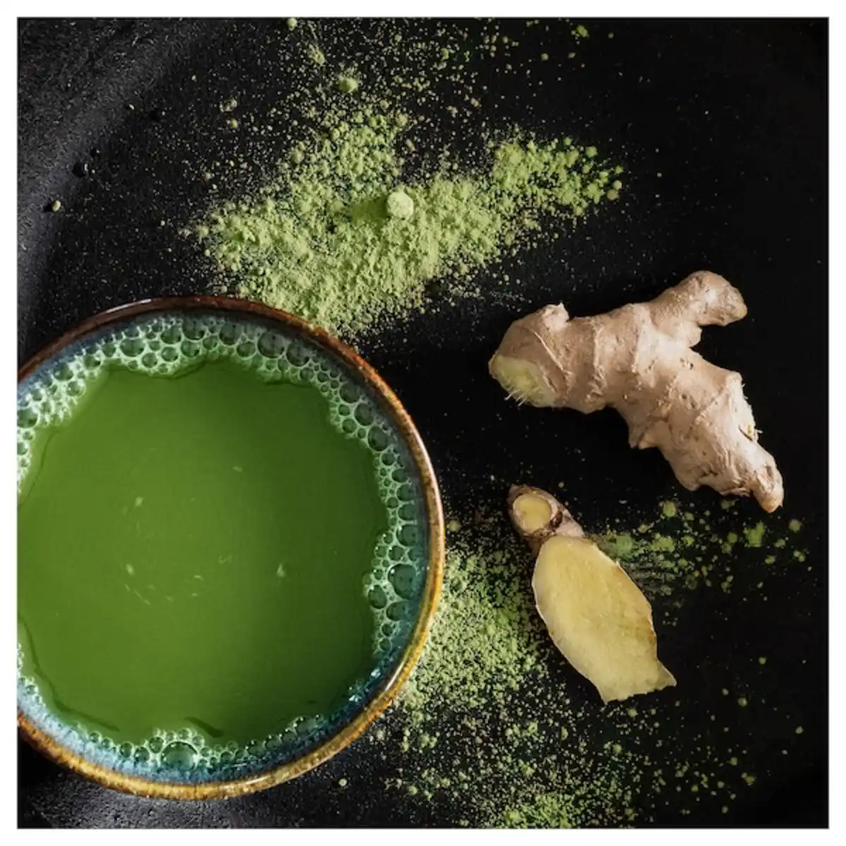 Bild 2 von SÖTRÖNN Duftkerze im Keramikglas, Matchatee & Ingwer/schwarz 45 Std.