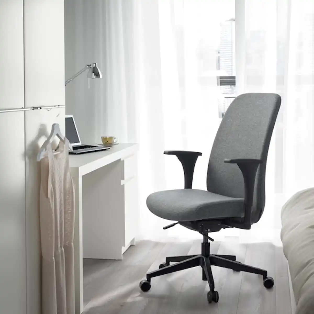 Bild 3 von VALLFJÄLLET Drehstuhl mit Armlehnen